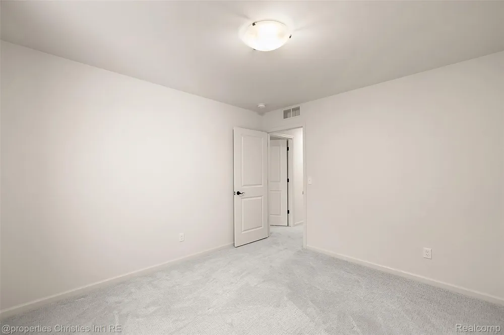 2436 Parkshore Drive Commerce Charter Township, MI 48382