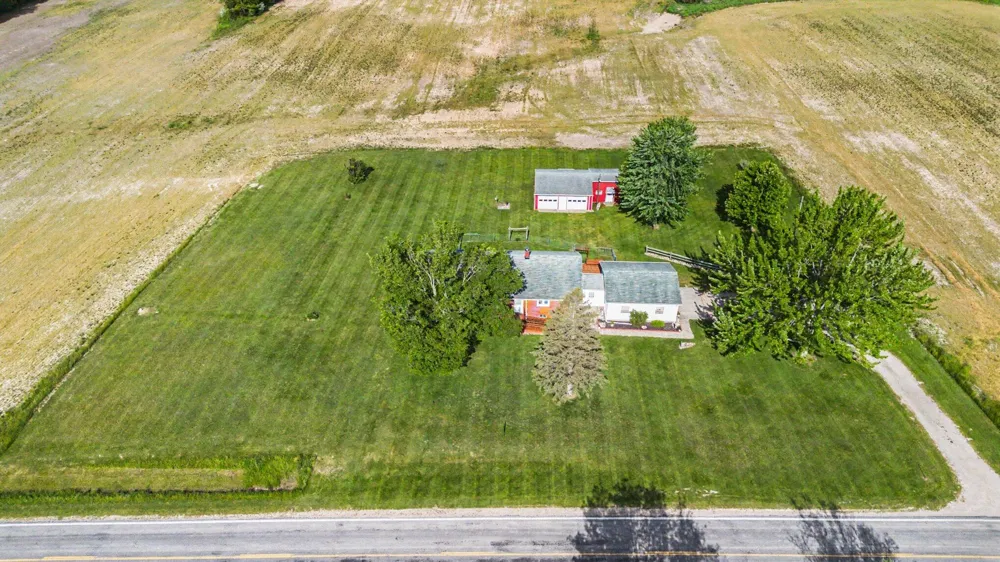 5494 Old Pipestone Road Eau Claire, MI 49111