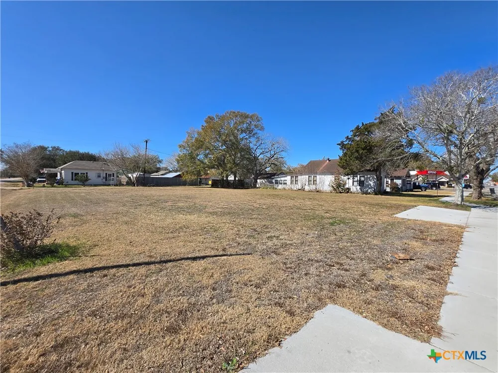 612 S Mechanic Street El Campo, TX 77437