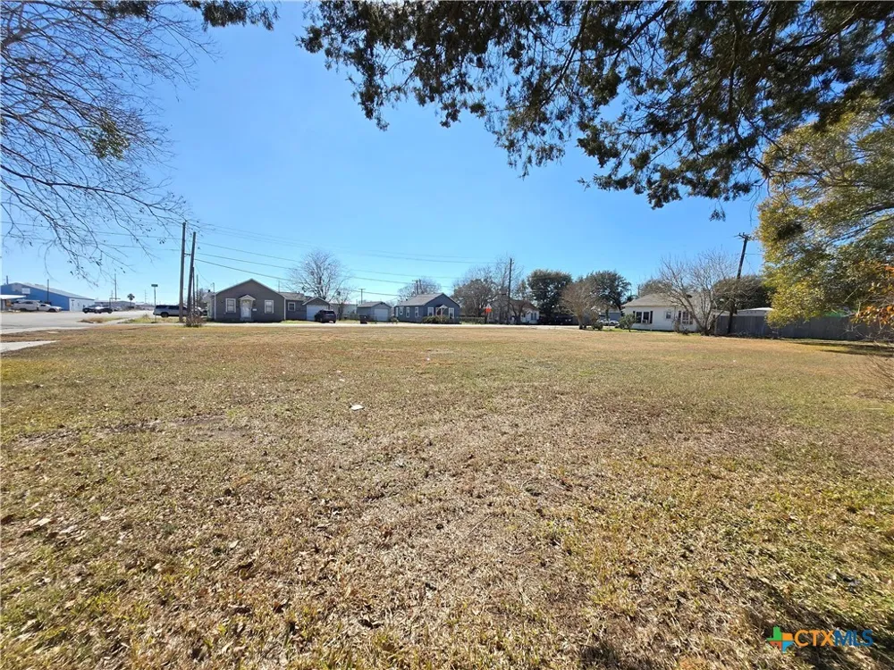 612 S Mechanic Street El Campo, TX 77437