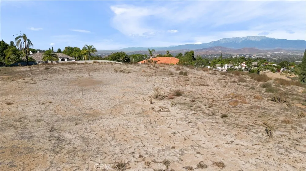 6204 Claridge Drive Riverside, CA 92506