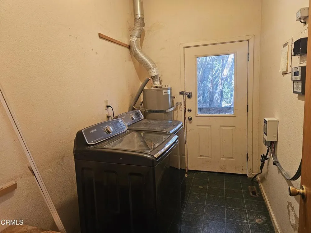 27651 Skyview Road Willits, CA 95490