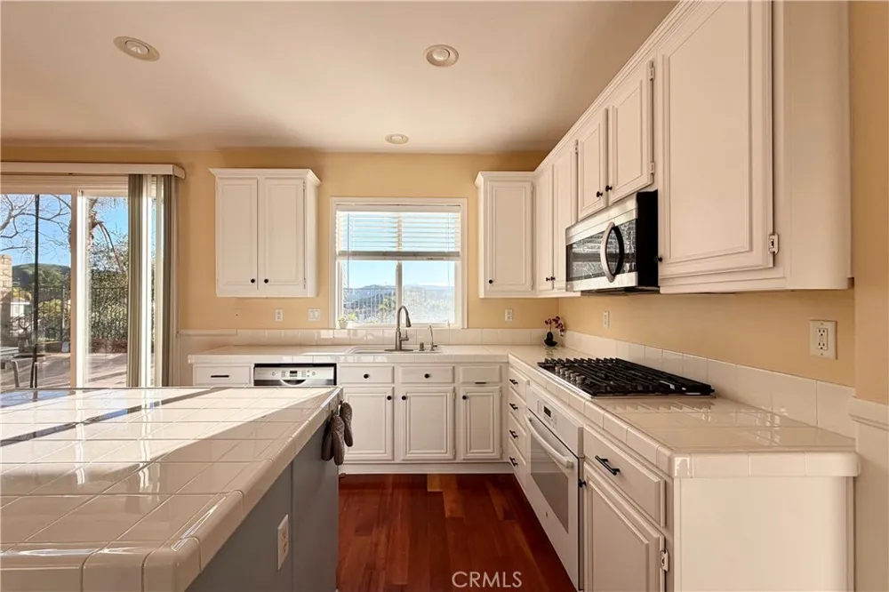 28410 Agajanian Saugus, CA 91390
