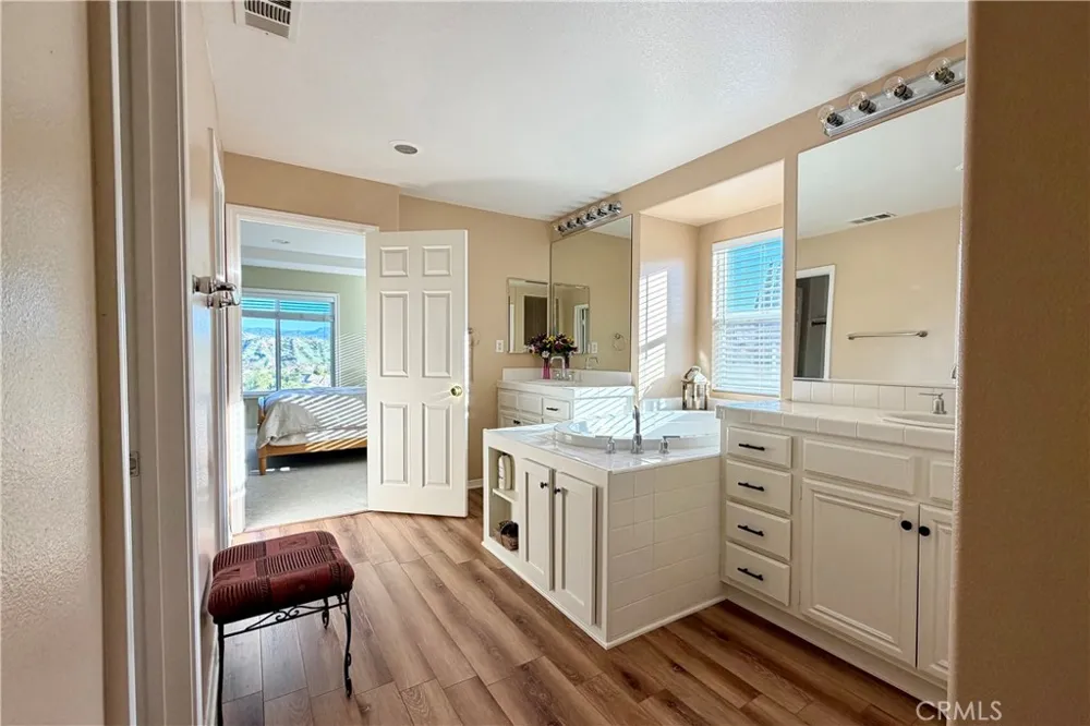 28410 Agajanian Saugus, CA 91390