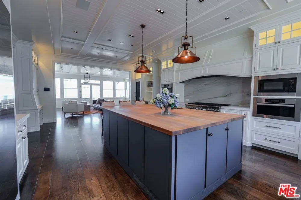 1676 Alta Mura Road Pacific Palisades, CA 90272