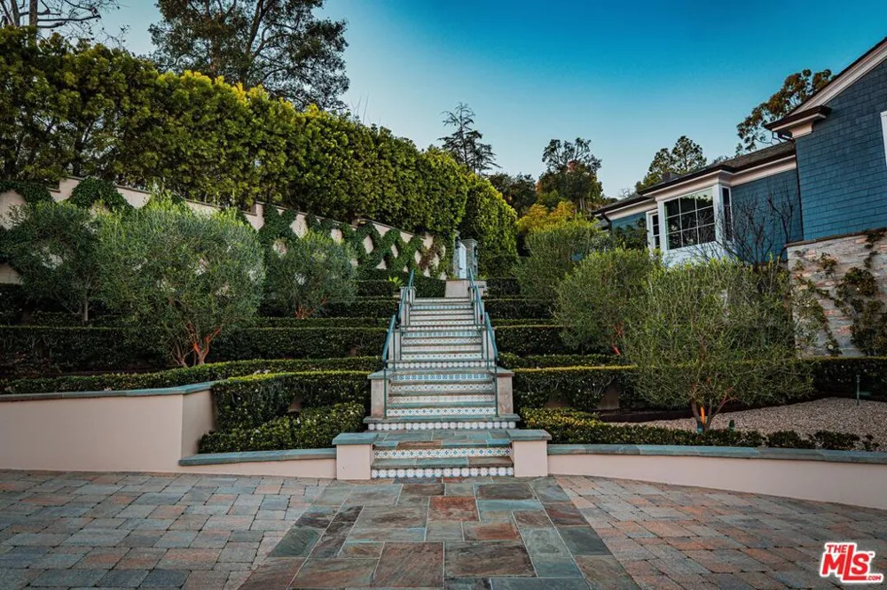 1676 Alta Mura Road Pacific Palisades, CA 90272