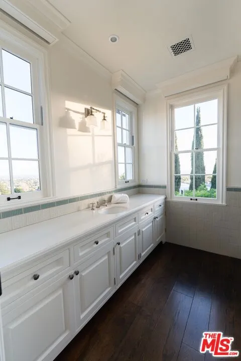 1676 Alta Mura Road Pacific Palisades, CA 90272