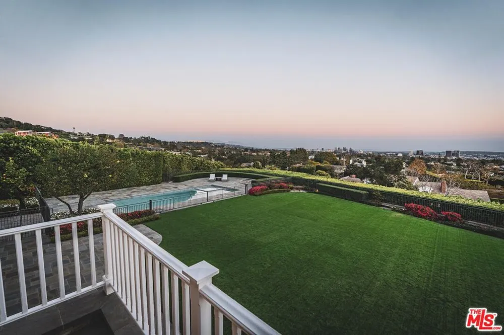 1676 Alta Mura Road Pacific Palisades, CA 90272