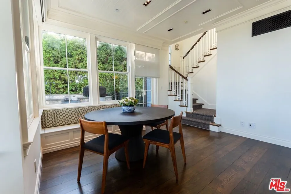 1676 Alta Mura Road Pacific Palisades, CA 90272