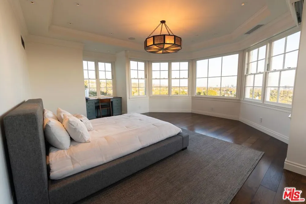 1676 Alta Mura Road Pacific Palisades, CA 90272