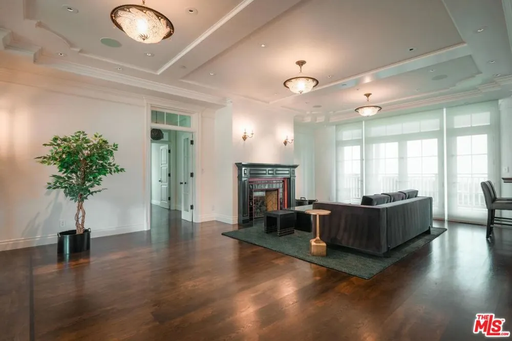 1676 Alta Mura Road Pacific Palisades, CA 90272