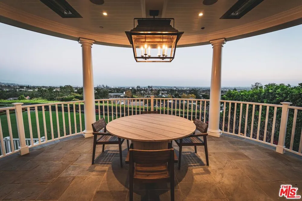 1676 Alta Mura Road Pacific Palisades, CA 90272