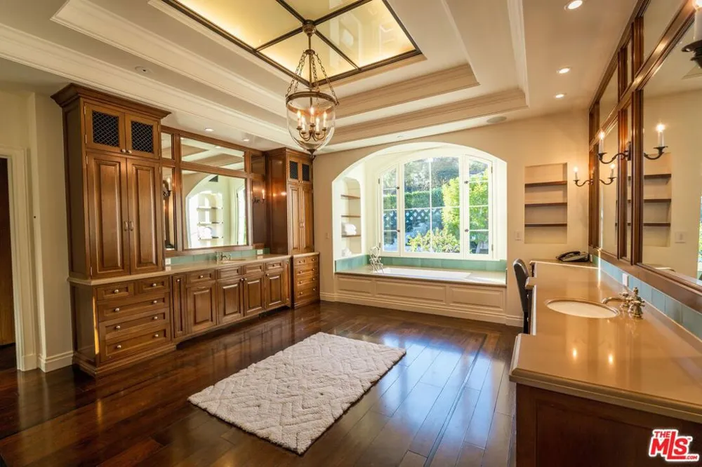 1676 Alta Mura Road Pacific Palisades, CA 90272