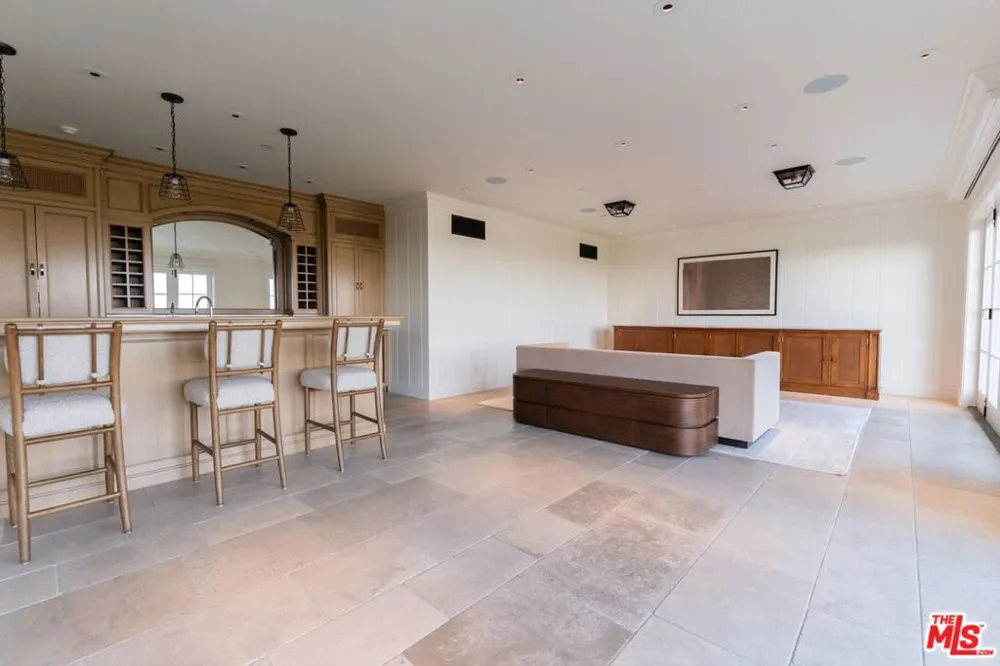 1676 Alta Mura Road Pacific Palisades, CA 90272