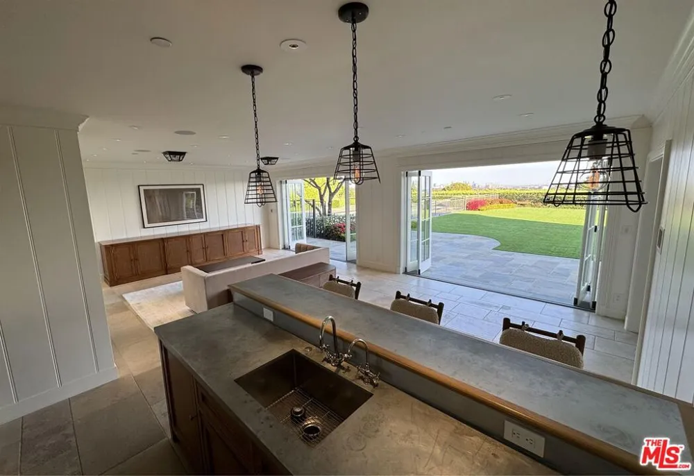 1676 Alta Mura Road Pacific Palisades, CA 90272