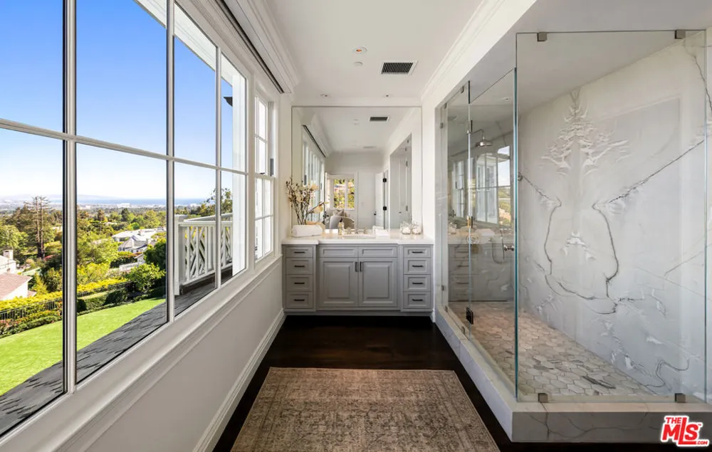1676 Alta Mura Road Pacific Palisades, CA 90272