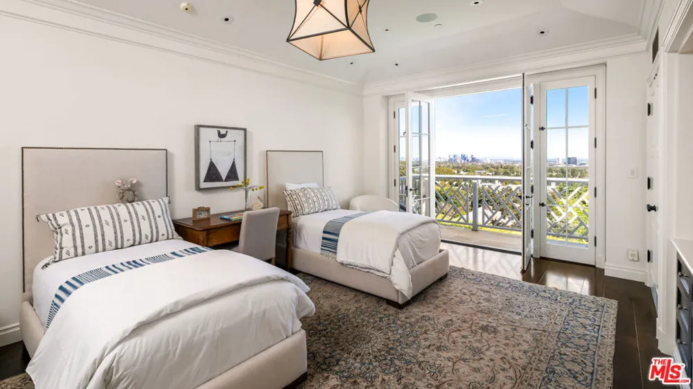 1676 Alta Mura Road Pacific Palisades, CA 90272