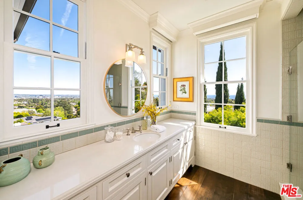 1676 Alta Mura Road Pacific Palisades, CA 90272