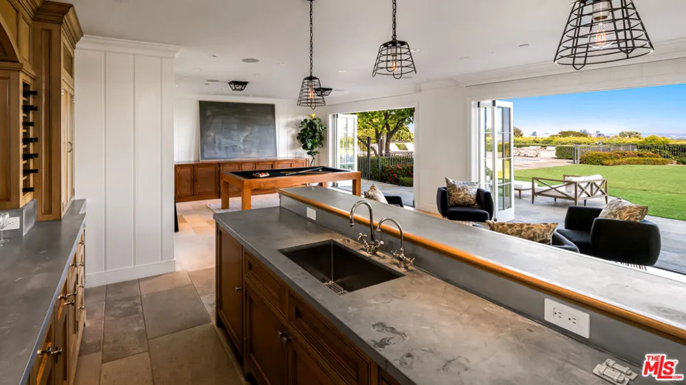 1676 Alta Mura Road Pacific Palisades, CA 90272