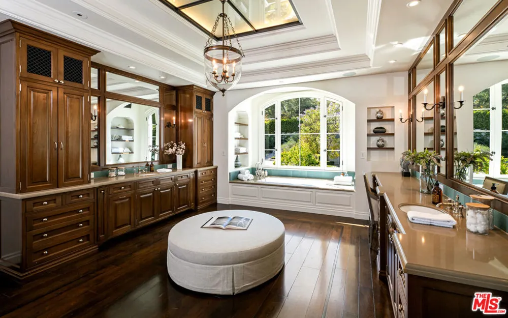 1676 Alta Mura Road Pacific Palisades, CA 90272