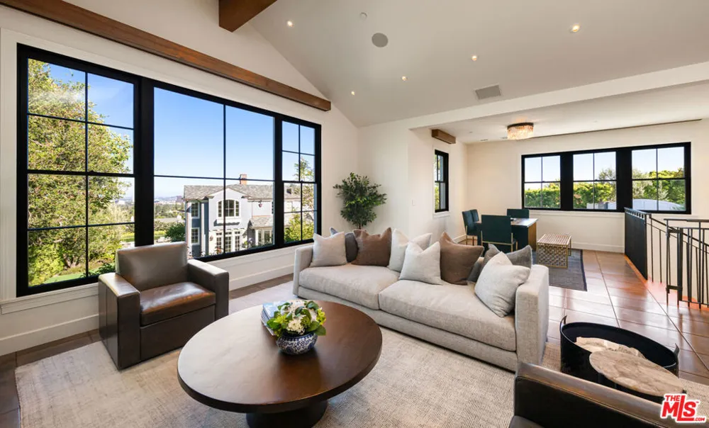 1676 Alta Mura Road Pacific Palisades, CA 90272