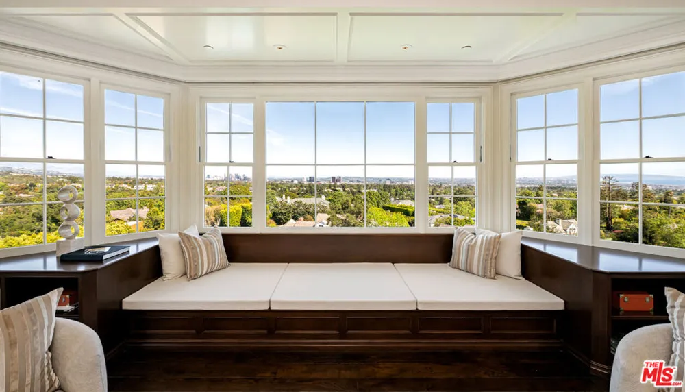 1676 Alta Mura Road Pacific Palisades, CA 90272
