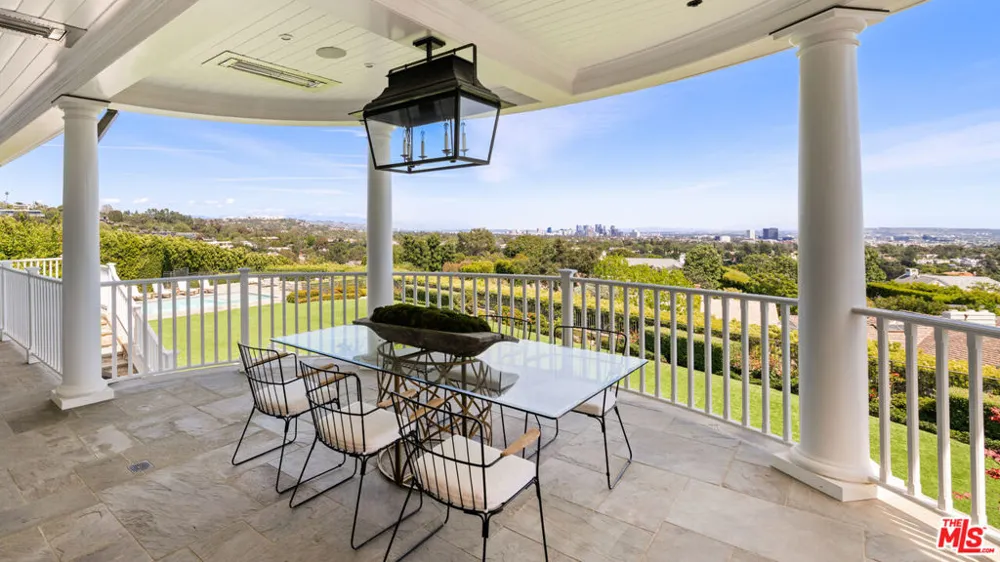 1676 Alta Mura Road Pacific Palisades, CA 90272