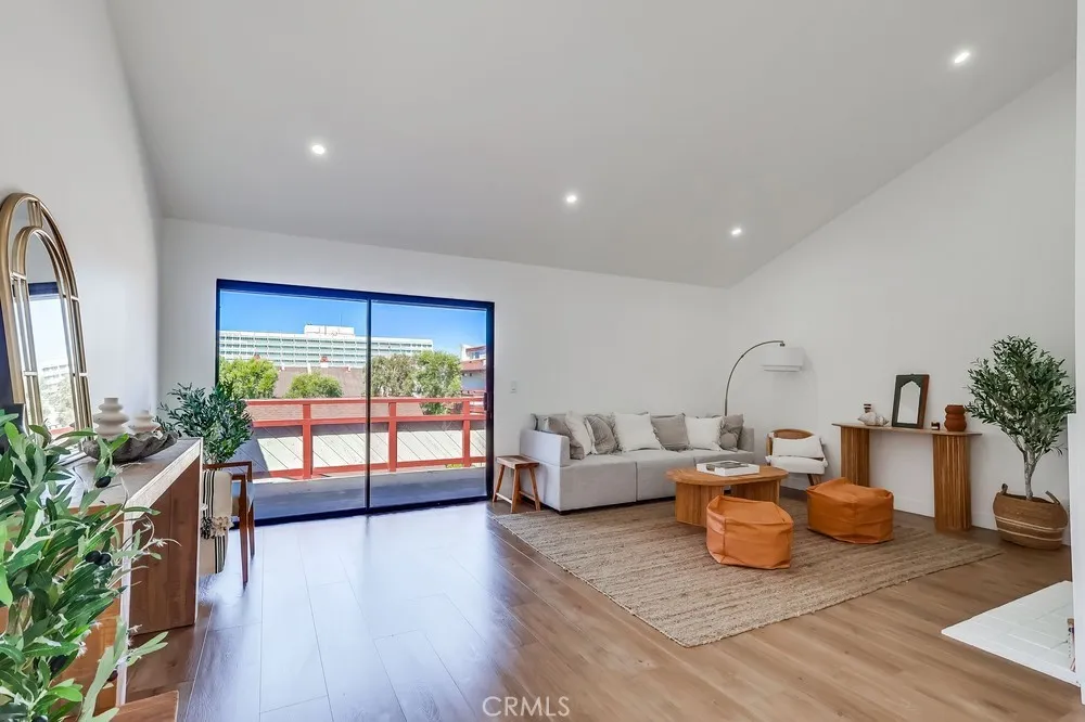 946 W 220th Street #216 Torrance, CA 90502