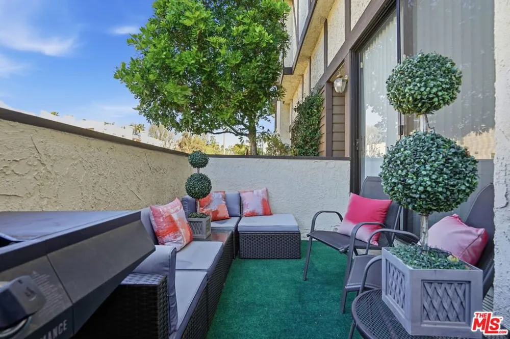 19355 Sherman Way #42 Reseda, CA 91335