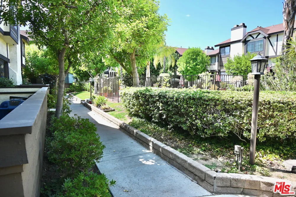 19355 Sherman Way #42 Reseda, CA 91335