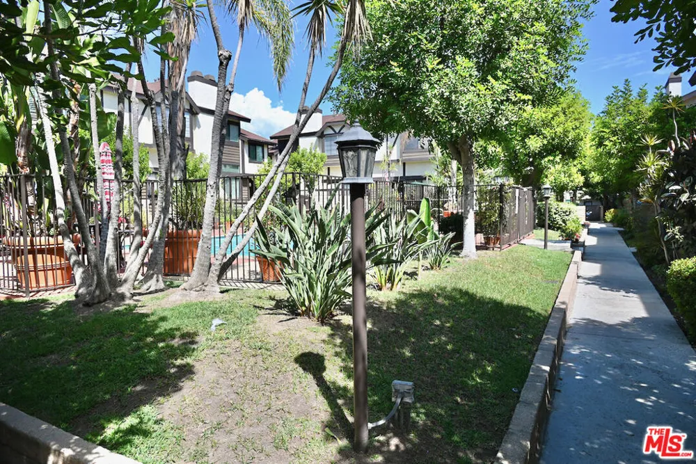 19355 Sherman Way #42 Reseda, CA 91335