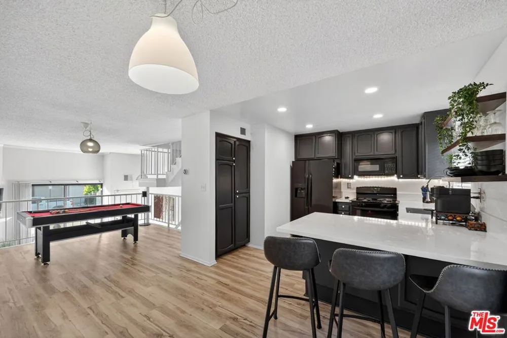 19355 Sherman Way #42 Reseda, CA 91335