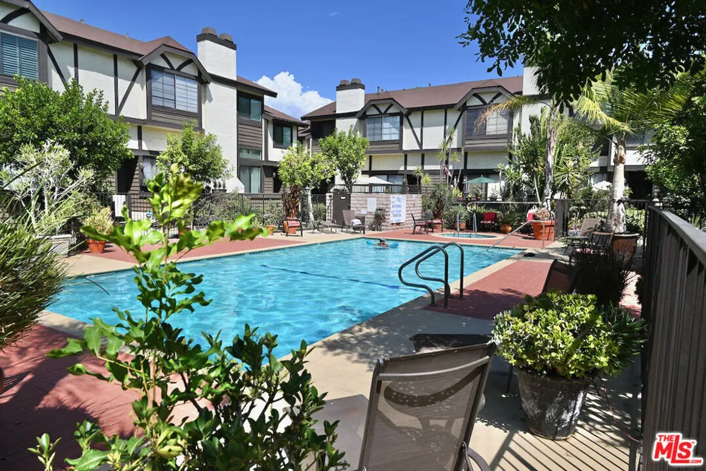 19355 Sherman Way #42 Reseda, CA 91335