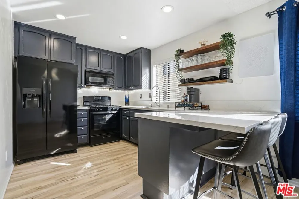 19355 Sherman Way #42 Reseda, CA 91335