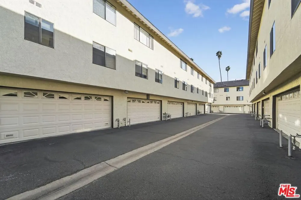 19355 Sherman Way #42 Reseda, CA 91335