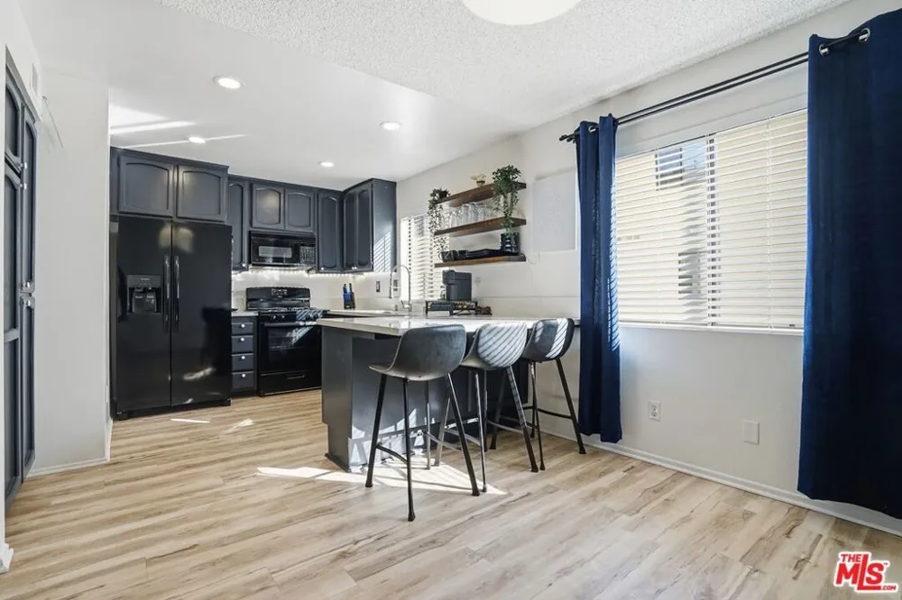 19355 Sherman Way #42 Reseda, CA 91335