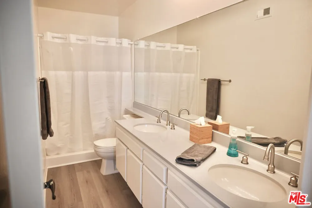 19355 Sherman Way #42 Reseda, CA 91335