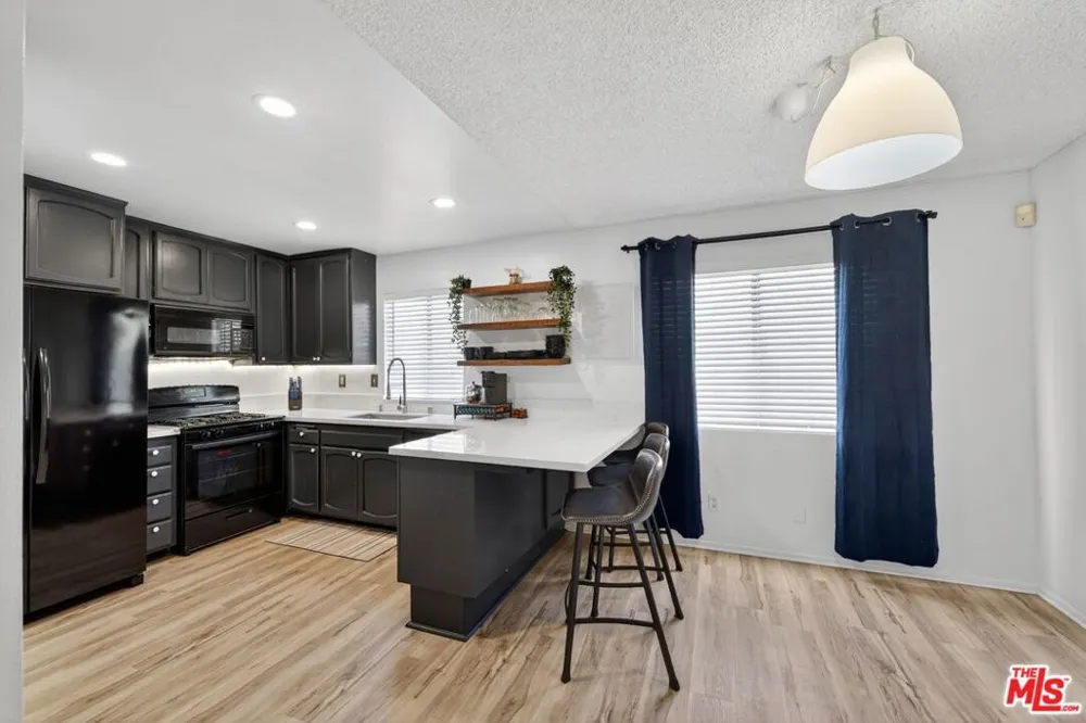 19355 Sherman Way #42 Reseda, CA 91335