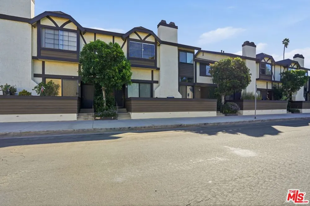 19355 Sherman Way #42 Reseda, CA 91335