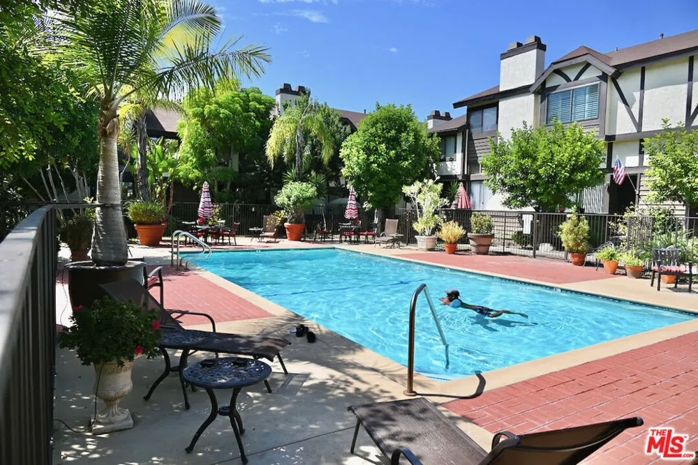 19355 Sherman Way #42 Reseda, CA 91335