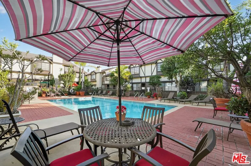 19355 Sherman Way #42 Reseda, CA 91335