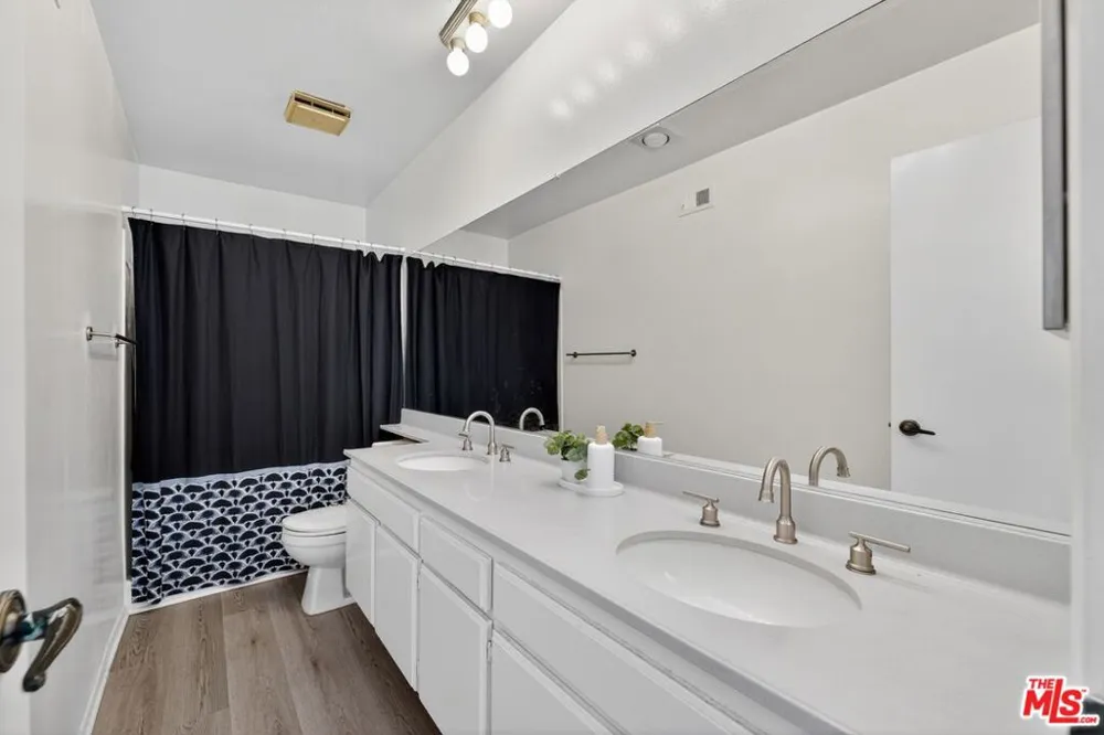 19355 Sherman Way #42 Reseda, CA 91335