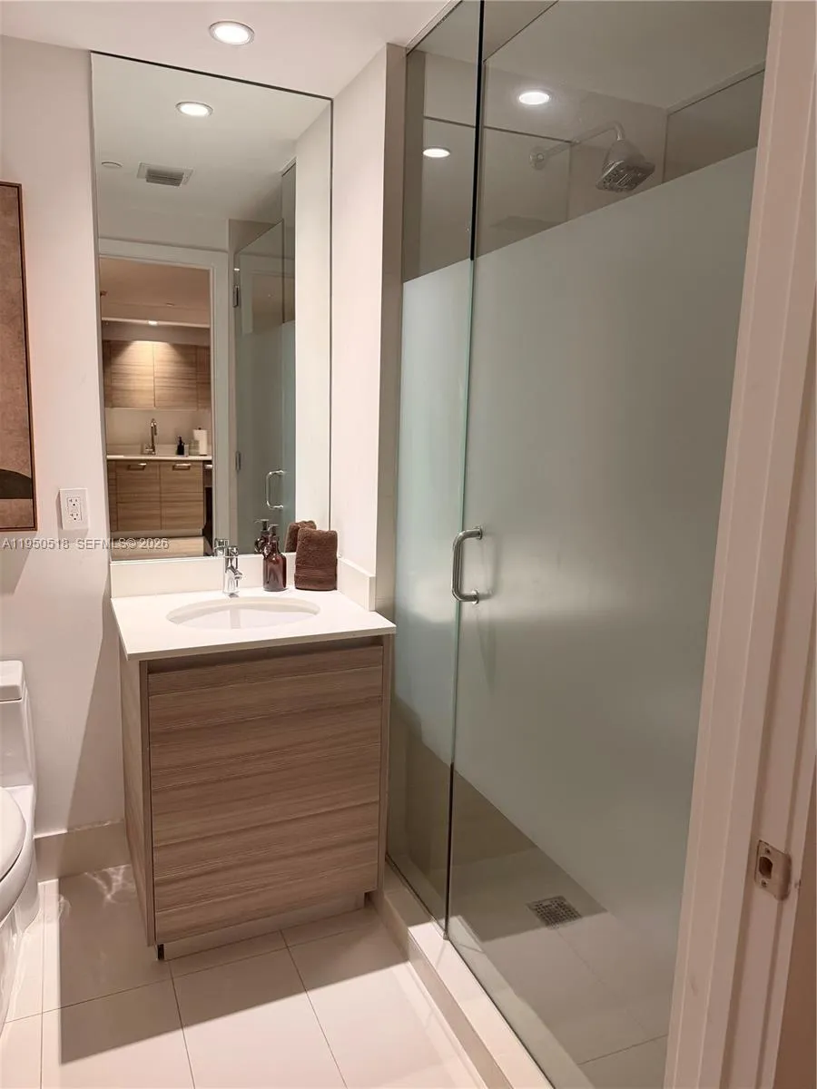 121 NE 34th St #2806A Miami, FL 33137