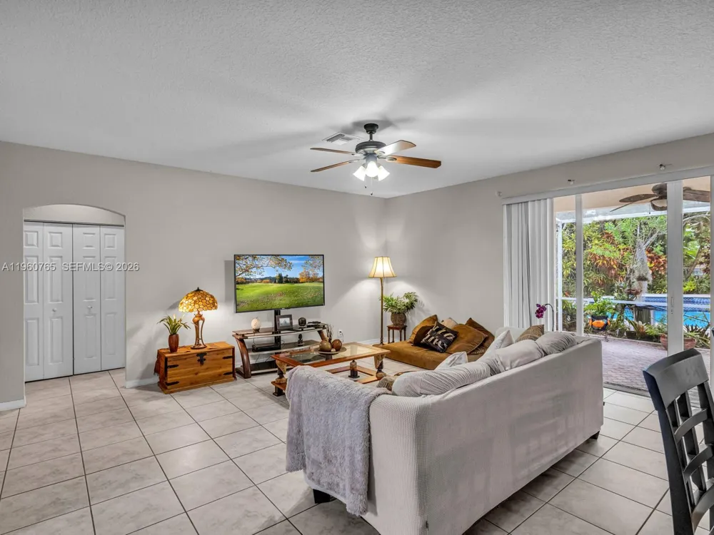 4209 Pinewood Ln Weston, FL 33331