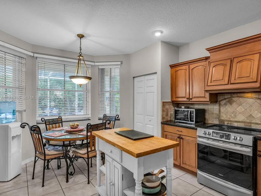 4209 Pinewood Ln Weston, FL 33331