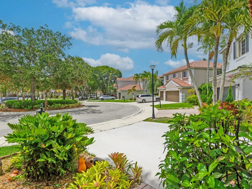 4209 Pinewood Ln Weston, FL 33331