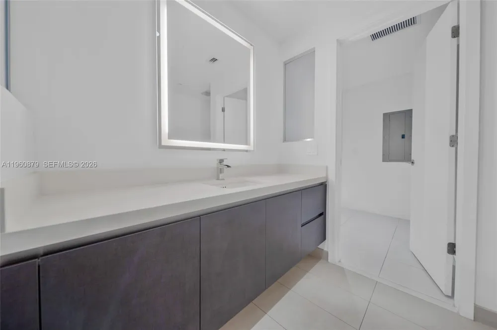 851 NE 1st Ave #204 Miami, FL 33132