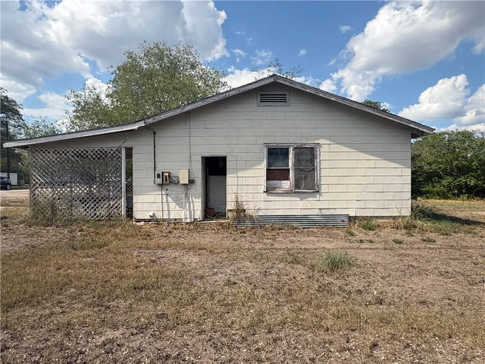 104 Charles Street S George West, TX 78022