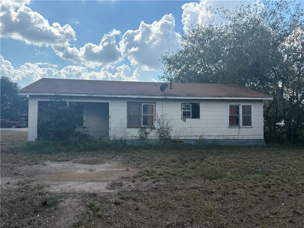 104 Charles Street S George West, TX 78022