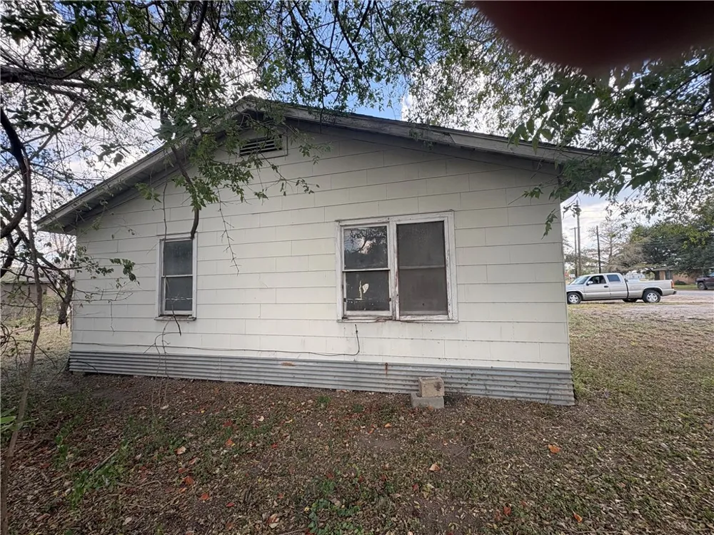 104 Charles Street S George West, TX 78022